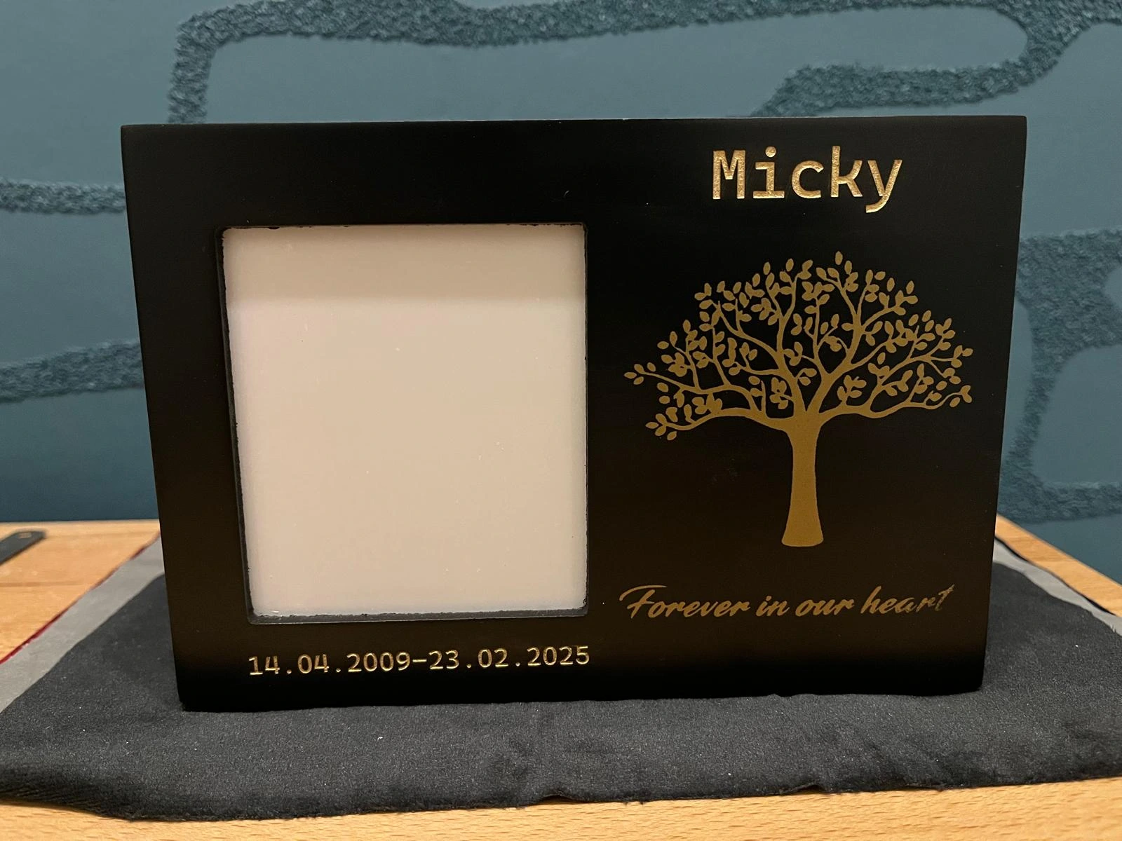 lasergravur auf schwarzem Mdf mit Goldener Farbe Ausgelegt